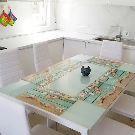 Apartment Reina With Private Garden At Lura 2, Gjiri Lalzit *